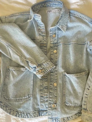 Jeansjacka - Blå jeansjacka från zara💕💕💕knappt använd! tror den är i strl s, bilderna är lånade då jag är iväg och inte kan ta egna men skriv gärna om ni vill ha fler bilder så fixar jag det när jag kommer hem😊
