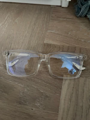 Chrome hearts glasögon - Säljer ett par genomskinliga Chrome hearts brillor i fint skick. Glasögonen har ingen styrka, Blockar bara uv ljus