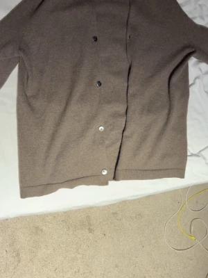 cashmerekofta från Soft Goat - Brun beige kofta från Soft Goat i 100% cashmere. Väldigt bra skick och storlek M men kan även passa någon som har S. Skriv privat för mer information eller fler bilder. (Pris kan diskuteras vid snabb äffär)