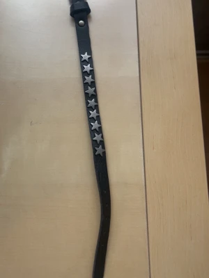 Svart läderarmband med stjärnnitar - Helt nytt