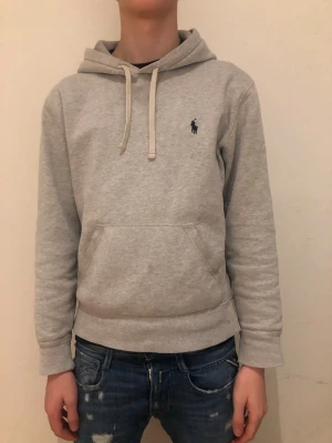 Ralph lauren hoodie - Säljer en sjukt fet Ralph Lauren hoodie. Storlek: XS. Priset går att diskutera är även sugen på byten.