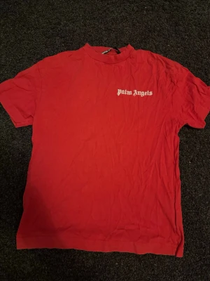 Röd Palm Angels t-shirt -  en klassisk röd t-shirt från Palm Angels. Ny pris ca 2800kr