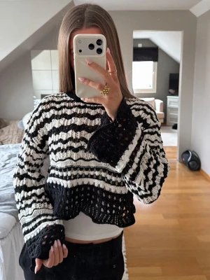 Svartvit stickad croptröja från Zara - Stickad zebra tröja ifrån Zara i storlek S, tröjan köptes för 1,5 år sedan och är andvänd 1 gång sedan dess🤍