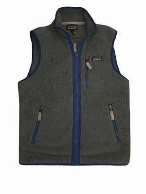 Patagonia väst - Riktigt snygg väst i fleece från Patagonia som kommer vara perfekt till våren. Lagom för en solig vårdag eller en utekväll på sommaren.☀️Storlek M, ny med prislapp då jag inte tyckte om den och fick den som en gåva.🌊🍾