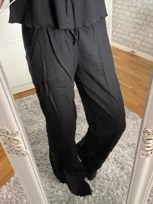 Svarta linnebyxor från Madlady - Säljer ett par svarta linnebyxor från Madlady i storlek XS. Byxorna har avslappnad passform, resår i midjan och dragsko. Tillverkade i ett luftigt linnematerial som passar perfekt till sommaren.