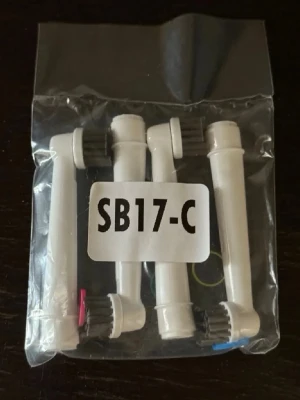 Tandborsthuvuden SB17-C 4-pack - Fyra vita tandborsthuvuden i plast, modell SB17-C, för eltandborste. Borsthuvudena har små färgmarkeringar i blått och rosa för att skilja dem åt. Perfekt som refill till din eltandborste.