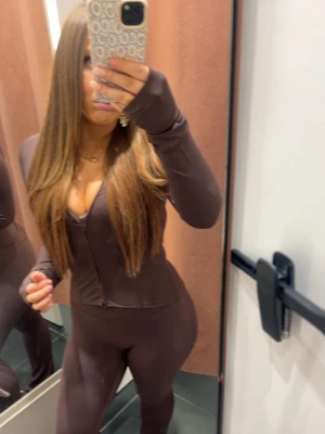 Brunt Träningsset från Gina Tricot - Snyggt brunt träningsset med Figurnära passform som framhäver siluetten och ger en modern look. Perfekt för dig som gillar stilrena och trendiga plagg. Materialet är väldigt stretchigt och bekvämt. Settet är från Gina och originalpris ligger på ca 800kr , endast använt 1 gång💕 Byxorna är i storlek XS och tröjan är i storlek S 