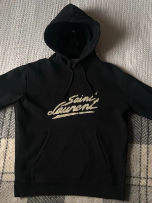 Saint Laurent hoodie - Tja! Kör intressekoll på min tvär feta saint Laurent hoodie | Väldigt eftertraktad hoodie då den inte säljs i butik längre | Storlek S | Självklart äkta | Hör av dig vid minsta fundering!