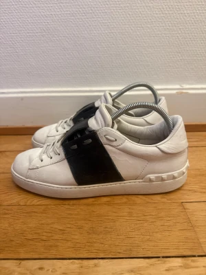Valentino open sneakers  - Säljer nu dessa fina valentino skor | Fint skick | Storlek 40 | Givetis äkta kvitto finns även som intygar detta | Hör gärna av er vid frågor 