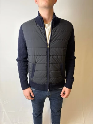 Gran sasso cardigan  - Säljer denna sjukt feta gran sasso cardigan! Tröjan är i extremt bra skick inga täcken på användning! Tröjan är i 100% ull vilket märks på kvaliten! Storlek 50 sitter som M modellen är 182cm och väger 78kg