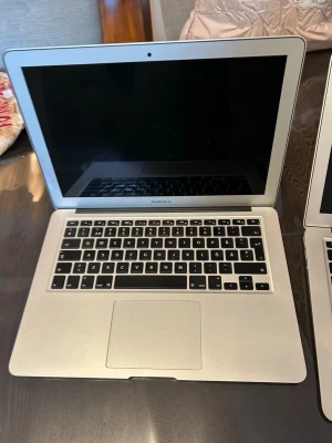 MacBook Air 13 tum silver (2014) - Säljer en MacBook Air 13 tum i snyggt silver med klassisk tunn design och aluminiumchassi. Tangentbordet är svart med vita bokstäver och stor styrplatta. Perfekt för studier, surf och kreativt arbete. Apple-loggan på locket ger den där ikoniska looken. Kan mötas upp och leverera