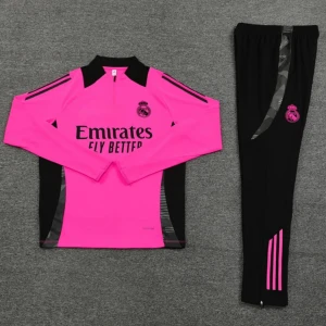 Real Madrid rosa träningshoodie Adidas - Snygg Real Madrid hoodie från Adidas i stark rosa med svarta detaljer och klubbmärke på bröstet. Tröjan har half zip, lång ärm och är gjord i lätt polyester med Aeroready-teknologi. Perfekt för fotbollsträning och sportiga dagar.