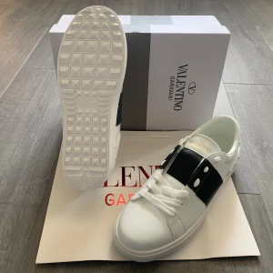 Valentino open skor - Säljer ett par feta valentino open skor i storlek 43. Allt på bilden ingår. Hör gärna av er vid minsta fundering 