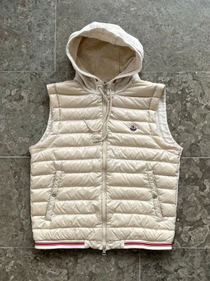 Moncler maglia väst - Säljer denna snygga moncler maglia väst! | Storlek L, passar medium | Skick: 8/10, väldigt fin | Pris: 2100kr ‼️ sjukt bra pris! | Garanterar alltid äkthet på alla våra varor.