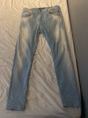 Replay jeans - Ett par ljusa replay jeans. Riktigt sköna brallor och bra passform