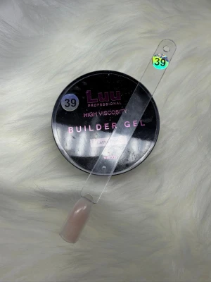 Luu Builder Gel Latte Nude 39 - Luu Professional Builder Gel i färgen Latte Nude. Gelen har hög viskositet och ger en naturligt nude ton till naglarna. Perfekt för att bygga och forma naglar med en mjuk, elegant finish.