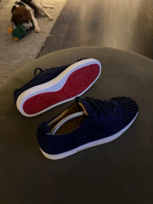 Skeakers med röd sula och spikar  - Säljer ett par fetta skor i storlek 42 och dom är aldrig använda. Vet inte vad det är för skor fick dom av en vän.