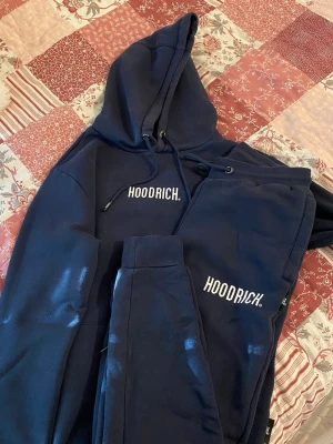 Hoodrich set unisex - Unisex mjukis set. Byxorna har muddar nertill. Finns en dold ficka i benet och en i armen. 