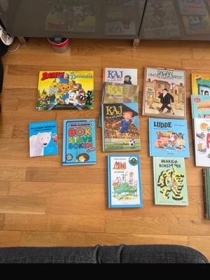 Barnböcker: Bamse, Kaj, Ludde m.fl. - Samling med färgglada barnböcker, bland annat Bamse, Kaj, Ludde, Bråkiga bokstäver och Halvans ABC. Böckerna har mjuka och hårda pärmar, många illustrationer och är skrivna på svenska. Perfekt för dig som gillar roliga och lärorika berättelser.