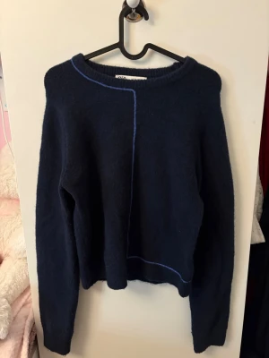 Mörkblå stickad tröja från Zara - Mysig mörkblå stickad tröja från Zara med lång ärm och dekorativ ljusblå söm framtill och vid nederkanten. Tröjan är enbart använd fåtal gånger!❤️