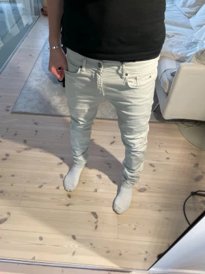 J.Lindeberg vita jeans - J.Lindeberg vita jeans | Storlek 30/34 | Mycket bra skick | Billigare pris vid köp av fler jeans på min profil | Skriv till mig vid frågor‼️