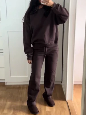 Brunt mjukis set - Ett jätte snyggt och mysigt mjukis set från lager 157, settet kommer i ett par lågmidjade bruna mjukisbyxor med utsvängda ben, samt en matchande jättefin brun sweatshirt. Båda delarna är i storlek M.🤎