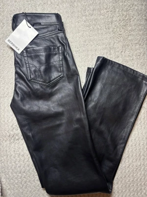  faux leather pants Bershka - Aldrig använda, jag är 168 för referens och de är perfekta i längden!