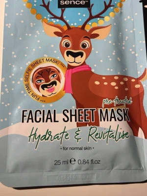 Sence Facial Sheet Mask Renmotiv - Rolig ansiktsmask från Sence med renmotiv som återfuktar och revitaliserar huden. Masken är för normal hud och innehåller 25 ml. Perfekt för dig som vill ha en selfie-vänlig sheet mask med vintertema.