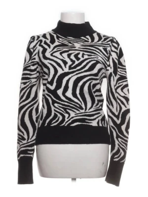 Zebramönstrad stickad tröja - Cool stickad tröja med svartvitt zebramönster och hög krage. Står st S/M, men skulle säga som en S. Har köpt från sellpy, men jag har aldrig använt den! Det är bara att höra av dig om du har några funderingar!💞
