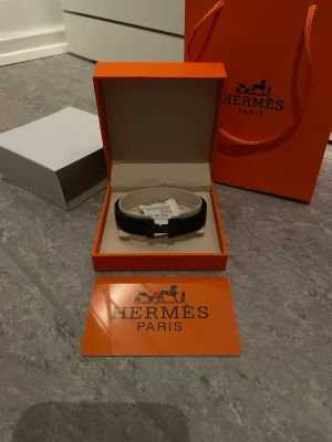 Svart armband från H - Stilrent svart armband från H Kommer i originalask och med H påse, perfekt för dig som gillar exklusiva accessoarer med lyxig känsla.