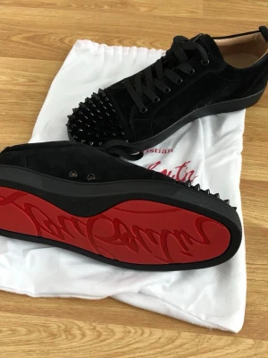 Louboutin skor  - Helt nya Christian Louboutin skor från Hauler påse medföljer då boxen e trasig.