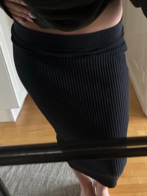 Svart ribbad långkjol - Säljer en kjol ifrån Zara i storlek M som inte längre kommer till användning, perfekt nu inför sommaren med ett par klackar🤩köpt förra sommaren, ej kommit till så mycket användning.
