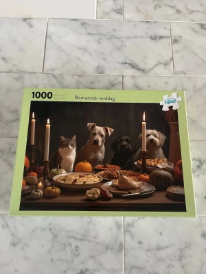 Pussel Romantisk middag 1000 bitar - Pussel med 1000 bitar som visar en katt och tre hundar vid ett middagsbord dekorerat med tända ljus, pumpor och mat. Pusslet har alla bitar kvar.