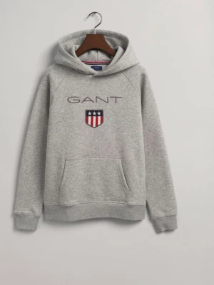 Grå hoodie från GANT med logga - Snygg grå hoodie från GANT med broderad logga och sköld på bröstet. Klassisk känguruficka framtill och mjukt material. Perfekt för en avslappnad och sportig stil. Huva med dragsko och ribbade muddar. Storlek: 170cm