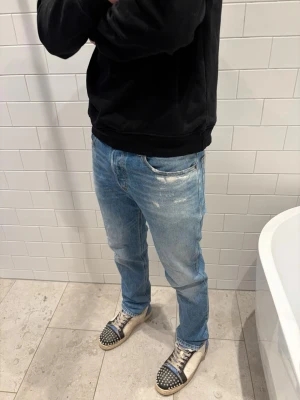 Diesel jeans med slitningar  - Här är ett par schyssta diesel jeans med slitningar fram och bak på fickorna. Perfekta nu under våren med en ljusare färg i blå. Hör av er om ni har funderingar!