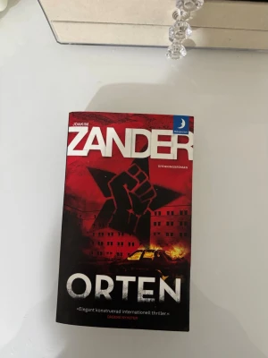 Orten av Joakim Zander - Spännande thrillerbok. Författare är Joakim Zander och boken ges ut av Månpocket. Perfekt för dig som gillar internationella thrillers och samhällsskildringar.🤩