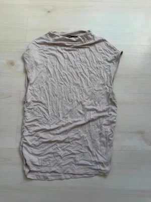 Tshirt - Tshirt med resårer på sidan💕