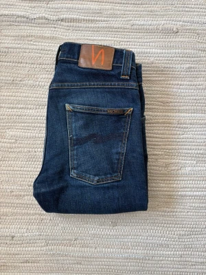 Nudie jeans - Säljer ett par mörkblå jeans med riktigt snygga fades från Nudie Jeans i slim-fit modellen Grim Tim. Storlek 31/32 men sitter ungefär som 29/32. Kontakta vid frågor!😄