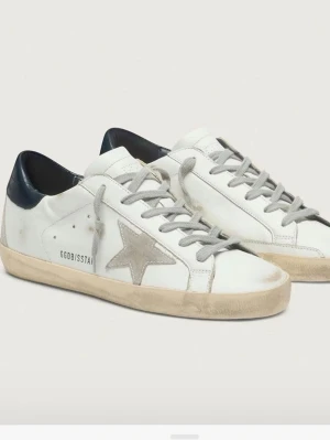 Golden goose skor - Golden goose skor storlek 39 passar även 38! Skorna är helt nya och oanvända. Nypris ligger runt 4200 på deras hemsida. Äktenhetskapet kan skickas vid behov✅