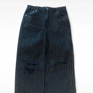 Opium Type Jeans mä slitningar - Säljer nu mina riktigt feta Distressed Bershka Jeans, Slitningarna är del av designen. Skick 9/10, Storlek: L, kom dm för Mått! 