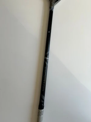 OXDOG innebandyklubba Fusion X Light - Säljer en svart innebandyklubba från OXDOG, modell Fusion X Light 27. Klubban har en stilren design med vita detaljer och greppvänligt handtag. Klubba och bladet är aldrig använda, klubban ett fåtal gånger man bladet är helt nytt. Säljer för den är för kort. 98cm lång