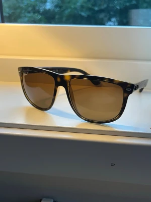 Ray-Ban boyfriends - Slutsålda på hemsidan, riktigt bra skick 9/10 Inga defekter bara använda fåtal gånger. Skicka pris förslag vid intresse!