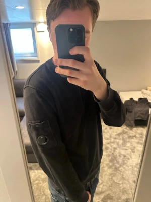 Svart sweatshirt från C.P. Company - Nypris 1800. Köpt för 2 år sedan. Väldigt bra skick. Inga synliga flaws.