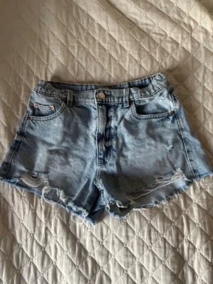 Jeansshorts - Säljer dessa blå jeansshorts från Gina tricot💗 bra skick och i storlek 158, skulle säga att de passar xs🥰