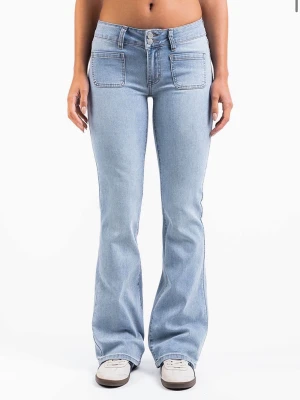 Ljusblå bootcut jeans med fickor - Snygga ljusblå bootcut jeans med snygga framfickor och bakfickor som skapar en stilig look. Tillverkade i denim med lätt stretch för skön passform. Perfekta för en trendig och avslappnad stil. Jag säljer dessa då jag knappt använt de och de inte kommer till användning. Köpte de för 699 och då jag inte använt de så mycket o de är i mycket fint skick säljer jag de för 499