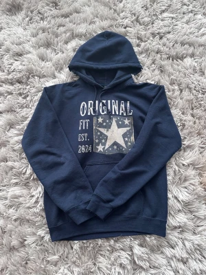 Scndi hoodie  - Säljer denna feta hoodien pga att jag inte använder den. Hoodien är i mjukt och skönt material och storlek S. Den passar mig som är 178. Inga defekter! Hör av er vid frågor!!!!