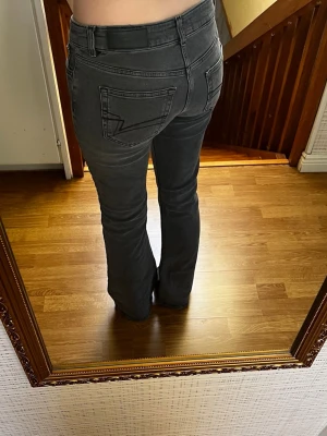 Grå lowwaist jeans - Grå lågmidjade bootcut jeans i storlek S från Junkyard, fint skick inga defekter. Original pris 600 kr.