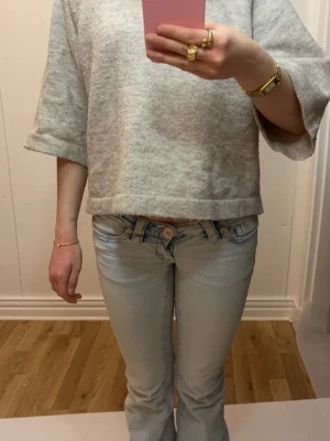 Beige stickad tröja från ONLY - Säljer en beige stickad tröja från ONLY med boxig passform och trekvartsärmar. Tröjan har en enkel, stilren design och är tillverkad i mjukt material som passar perfekt till jeans eller kjol.
