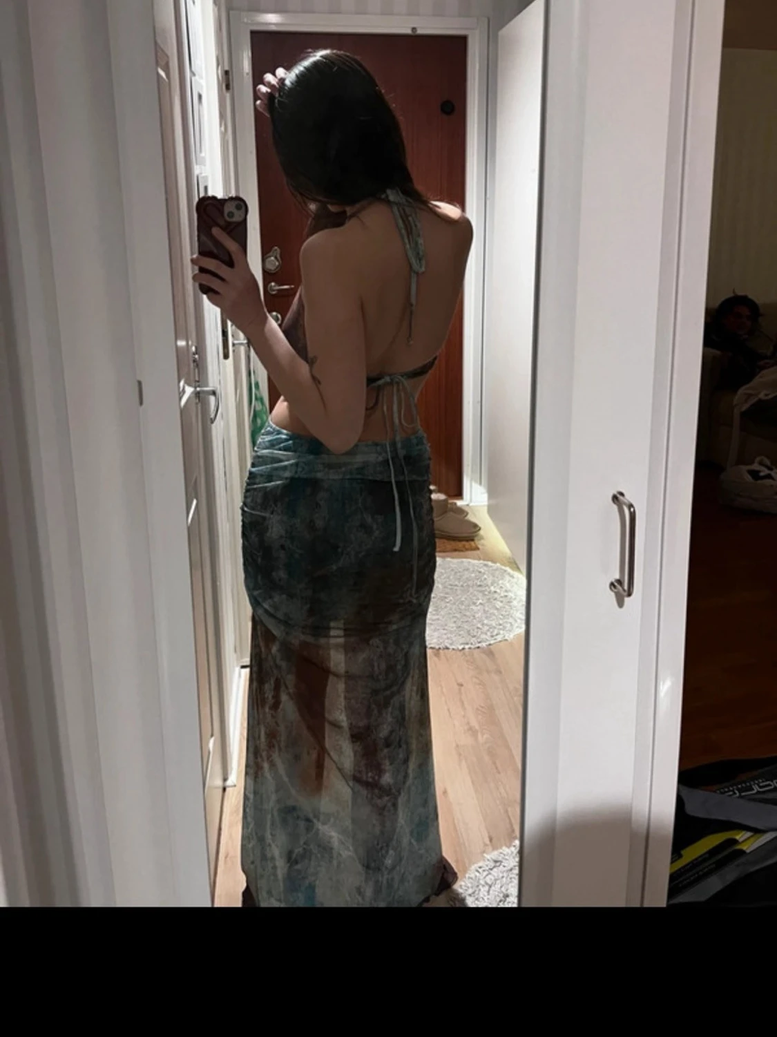 Mönstrad långklänning med öppen rygg - 2