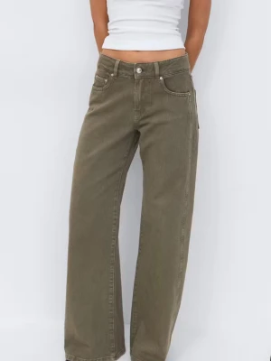 Wide flare jeans  - Snygga gröna wide flare jeans. Jeansen har klassisk femficksdesign, bälteshällor och stängs med knapp och dragkedja. Perfekta för en avslappnad och trendig look. Slutsåld på hemsida, knappt använda. Passar dig med storlek 38,40.